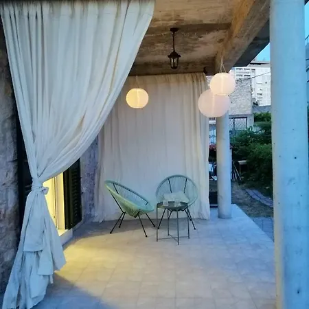 Adris Πανσιόν *